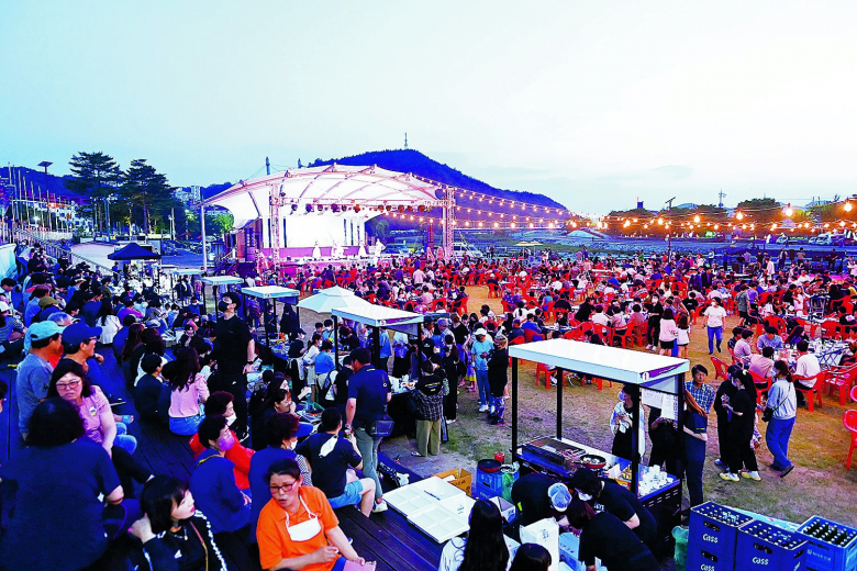 봉화군과 (재)봉화축제관광재단은 지난 17일 시장애(愛) 불금 야시장 개장식을 성황리에 개최했다.  포스트 코로나 시대에 발맞춰 그동안 침체된 소비심리 회복과 지역경제 활성화에 이바지 하고자 다양한 먹거리와 신나는 볼거리를 마련하여 야시장에 활기를 더하였다. 가족, 친구, 연인과 함께 야시장에 모여 내성천 야간경관을 즐기며 맛있는 먹거리와 홍보대사 최우진을 비롯한 인기가수의 축하공연으로 분위기가 고조되었다.김규화기자