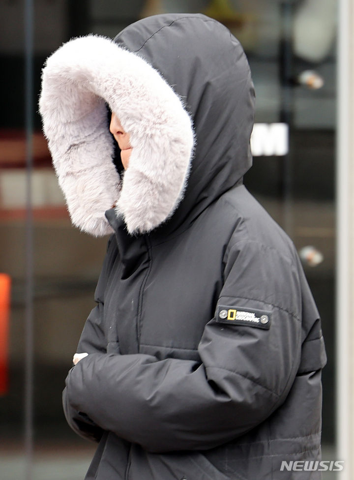 기온이 떨어지면서 추운 날씨를 보인 22일 대구 중구 동성로에서 한 시민이 두터운 복장으로 거리를 걷고 있다. 뉴시스
