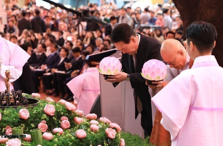 윤석열 대통령이 15일 서울 종로구 조계사에서 열린 불기 2568년 부처님오신날 봉축법요식에서 조계종 총무원장 진우스님과 함께 헌등하고 있다. 뉴시스