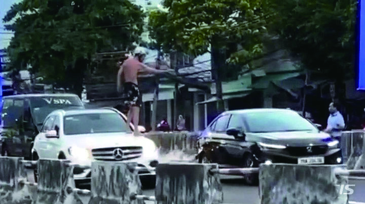 베트남의 도로에서 정신적 불안 증세를 보인 러시아 남성이 지나가는 차량들 위에 올라타 난동을 부리는 사건이 발생했다. 뉴시스