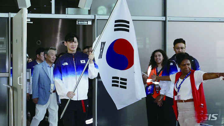 2024 파리올림픽에 출전하는 한국 선수단 기수 구본길을 비롯한 선수단 본진, 이기흥 대한체육회장이 20일(현지시각) 프랑스 파리 샤를 드골 공항을 통해 입국하고 있다. 뉴시스