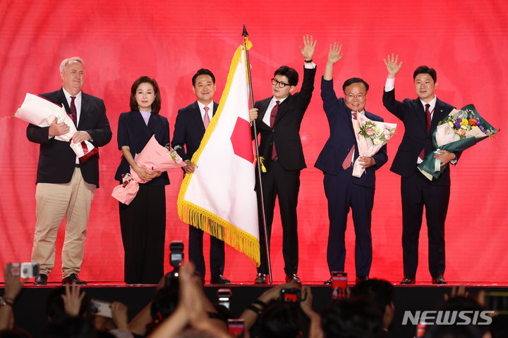 한동훈 국힘 신임 당대표가  23일 경기 고양 킨텍스에서 열린 제4차 국민의힘 전당대회에서 당대표로 선출된 뒤 신임 지도부들과 기념촬영을 하고 있다. 뉴시스