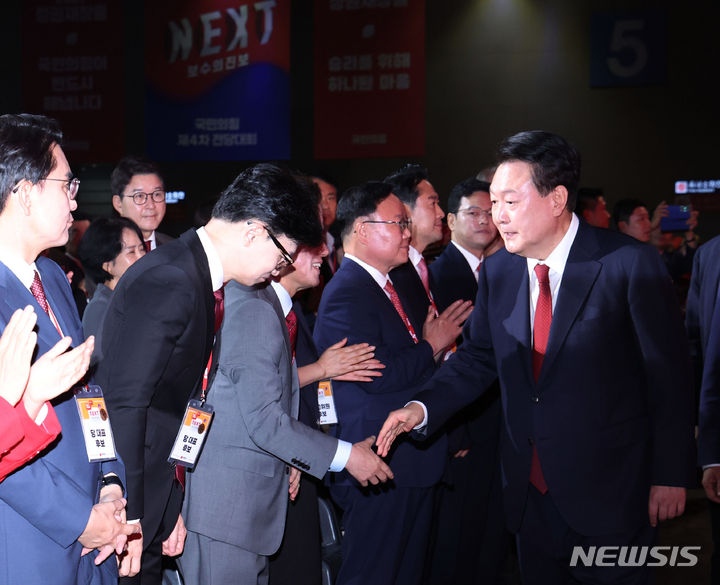 윤석열 대통령이 23일 경기 고양시 일산 킨텍스에서 열린 국민의힘 제4차 전당대회에 입장하며 한동훈 당대표 후보자의 인사를 받고 있다. 결과는 한동훈 후보 당대표 당선. 뉴시스