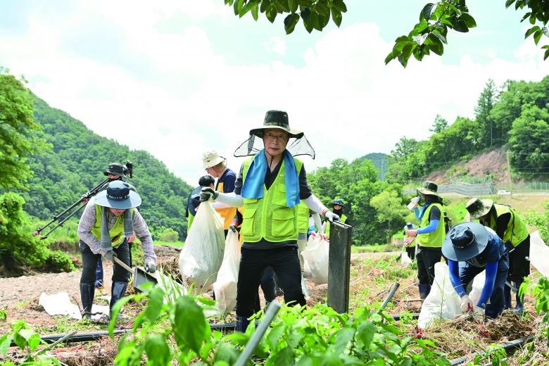 경북교육청, 영양 입암면 복구 ‘구슬땀’<br>경북교육청은 25일 최근 집중호우로 큰 수해 피해를 본 영양군 입암면 일원 농가를 찾아 봉사활동을 실시했다. 이번 봉사활동은 기습적인 호우로 삶의 터전을 잃고 아픔을 겪고 있는 주민들을 위로하고, 빠른 일상으로 회복을 돕기 위해 추진됐다.이날 직원 60여 명을 4개 팀으로 나눠, 피해가 가장 심한 입암면 대천리와 신사리 지역에 투입해 봉사활동을 펼쳤다.  이경미기자