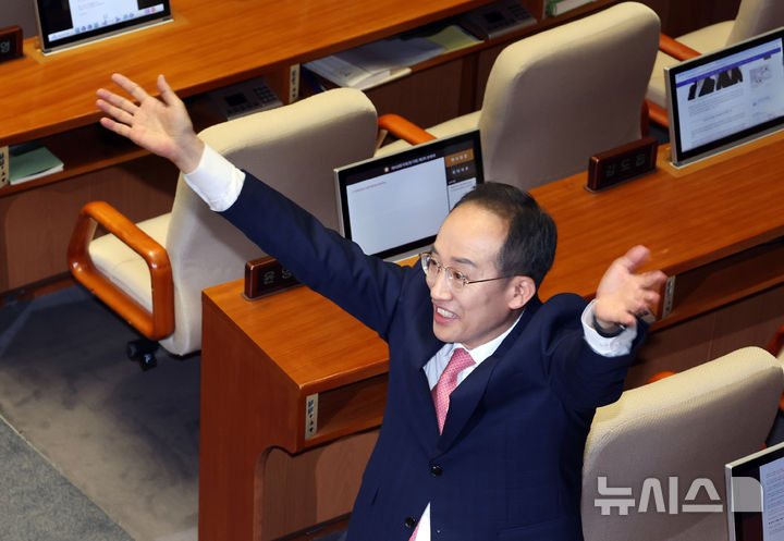 추경호 국민의힘 원내대표가 5일 서울 여의도 국회에서 열린 제418회 국회(정기회) 제3차 본회의에서 교섭단체 대표연설을 마치고 방청객 지지자들에게 인사를 하고 있다. 뉴시스