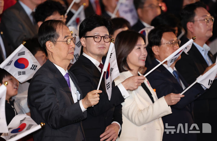 제4356주년 개천절 경축식이 3일 서울 종로구 세종문화회관에서 열렸다. 단목(박달나무)처럼 강인한 정신과 유구한 역사의 전통을 계승하며 국가의 아름답고 밝은 미래를 기원하는 의미에서 '다시 필 단목잎에 삼천리 곱다'라는 주제로 진행된 경축식은 한덕수 국무총리, 한동훈 국민의힘 대표 등 국가 주요 인사, 정당·종단 대표, 주한 외교단, 개천절 관련 단체, 각계 대표, 시민 등이 참석했다. 경축식은 개식 공연을 시작으로 국민의례, 개국기원 소개, 주제영상 상영, 경축사, 경축공연, 개천절 노래 제창, 만세삼창 등의 순서로 진행됐다. 한편 경축식을 마치고 기자들과 만난 한 대표는 윤석열 대통령이 재의요구권(거부권)을 행사하면서 국회로 돌아오는 '김건희 특검법'에 대해 