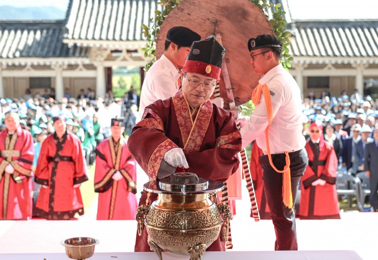 경북도는 2일 경주 통일전에서 이철우 경북도지사를 비롯한 주요 기관·단체장과 민족통일협의회 등 1,000여 명이 참석한 가운데 삼국통일의 위업을 기리고 대한민국의 통일 의지를 다짐하는 ‘제46회 통일서원제’를 개최했다. 이번 행사는 경북도립교향악단과 신라 고취대의 식전 공연을 시작으로 AI 영상으로 제작된 ‘통일의 나라’ 관람, 헌화 및 분향, 통일 서원문 낭독, 통일 염원을 담은 한마음 퍼포먼스(캘리그라피 공연) 순으로 진행됐다.  <관련기사 3면>  이경미 이홍구기자