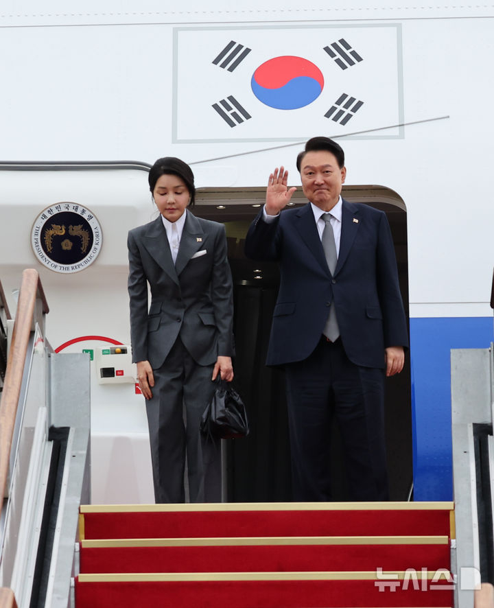 필리핀·싱가포르 국빈방문 및 한-아세안회의 참석을 위해 순방에 나서는 윤석열 대통령과 부인 김건희 여사가 6일 성남 서울공항에서 공군 1호기에 탑승하며 인사하고 있다. 뉴시스