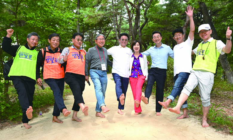 ‘경북도 전국 맨발 걷기 한마당 축제’가 6일 경북도청과 천년숲, 검무산 일원에서 이철우 경북도지사, 박성만 경북도의회 의장, 김점두 경북도 체육회장을 비롯한 전국 1천여 명의 맨발 동호인들과 지역 주민이 참가한 가운데 성황리에 개최됐다.본행사에 앞서 열린 식전 행사에서는 대경대학교 태권도 시범단의 화려한 공연이 행사 분위기를 북돋웠으며 양궁 김제덕, 유도 허미미, 김지수 선수 등 파리올림픽을 빛낸 경북 소속 선수들의 팬 사인회와 포토타임도 함께 진행되어 행사를 찾은 많은 가족 참가자에게 소중한 추억을 선물했다.  	<관련기사 3면> 이경미기자