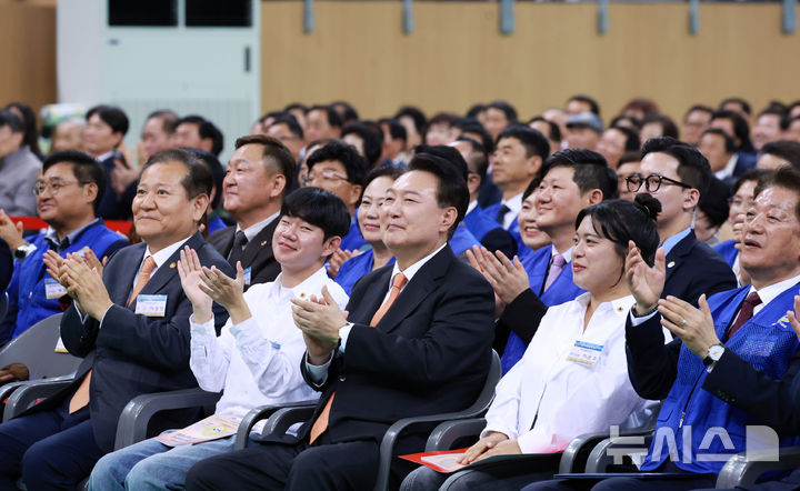 尹 대통령이 17일 강원도 강릉시 아이스 아레나에서 열린 2024년 바르게살기운동 전국회원대회에 참석해 박수치고 있다.뉴시스