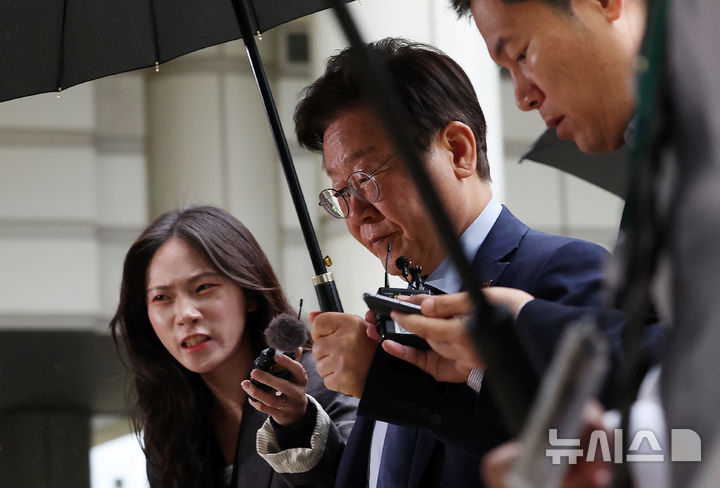 법정 향하는 이재명 ‘묵묵부답’<br> 대장동 배임 및 성남FC 뇌물 의혹으로 재판을 받고 있는 이재명 더불어민주당 대표가 22일 오전 서울 서초구 서울중앙지방법원에서 열린 51차 공판에 출석하고 있다. 뉴시스