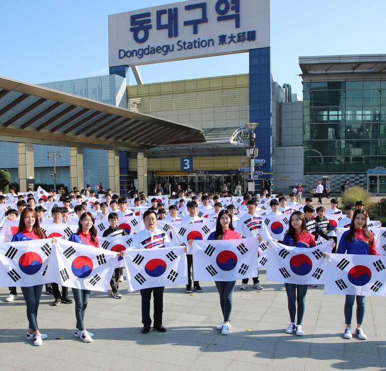 대구시는 지난 25일 독도의 날을 맞아, 오전 9시 30분에 동대구역 앞 박정희 광장에서 대륜중학교 학생, 미스 대구·경북 등 130명이 참여한 가운데 독도사랑 플래시몹을 펼쳤다. 대구시가 올해도 10월 25일 고종황제가 대한제국 칙령 제41호(1900.10.25.)로 독도 주권을 선포한 지 제124주년을 기념하는 독도의 날을 맞아 ‘독도사랑운동’을 동대구역 앞 박정희 광장에서 진행했다. 이번 행사 참가자들은 독도사랑 티셔츠를 착용하고 외국인을 비롯해 유동 인구가 많은 동대구역 앞 박정희 광장에서 태극기를 활용해 독도를 알리는 열정적인 플래시몹 율동으로 독도 주권의 의미를 많은 사람들에게 전달했다. 또한 이번 행사에서 ‘독도 바르게 알기’의 일환으로 사단법인 독도바르게알기 운동본부 서포터즈 50명이 함께해 참가자들과 팸플릿 배부를 하는 등 적극적인 홍보활동을 펼쳤다.  윤기영기자