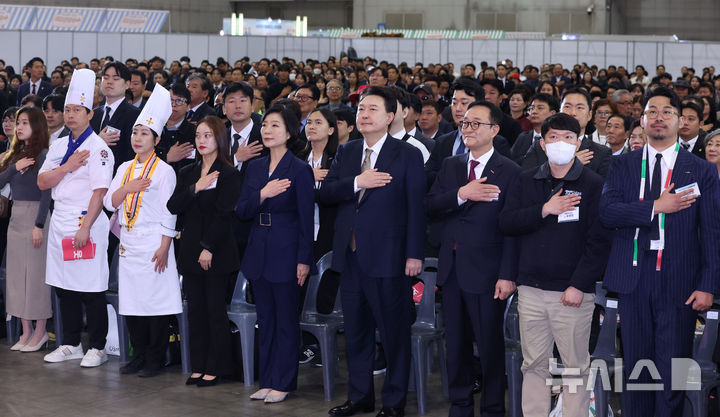 윤석열 대통령이 지난달 31일 경기 고양시 일산 킨텍스에서 열린 2024 대한민국 소상공인대회 개막식에 참석해 국기에 경례하고 있다. 뉴시스