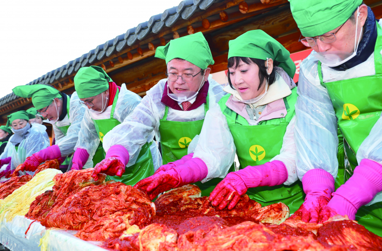 경북도 새마을부녀회는 3일 도청 안민관 전정에서 ‘사랑의 김장담그기’ 행사를 개최했다. ‘사랑의 김장담그기’ 행사는 지역사회의 도움을 필요한 이웃들이 따뜻한 겨울을 날 수 있도록 정성껏 담근 김치를 전달하는 사업으로 새마을부녀회에서 매년 개최, 올해는 행정안전부 ‘국민통합 김장, 따뜻한 대한민국’행사 기간에 맞춰 진행됐으며, 올겨울 대한민국을 따뜻하게 만드는 데 동참했다. 이날 행사 참여자들은 영하에 가까운 추운 날씨에도 신선한 지역 농산물을 활용해 배추와 양념을 버무리고 김장 상자에 포장하는 등 구슬땀을 흘리며 경북 도민의 따듯한 마음을 김장김치에 담았다. 이날 만든 2000여 포기의 김치는 사랑의 집, 지역아동센터, 장애인복지관 등 16개 복지시설에 전달됐으며, 도 행사와 더불어 시군 새마을부녀회에서도 연말까지 총 7000여 명이 참여해 10만 포기를 목표로 김장담그기 사업을 추진하고 있다. 이철우 경북도지사는 “김장은 2013년 유네스코 인류무형문화유산 대표목록에 등재된 문화로 가족을 모이게 하고 이웃 간의 화목을 다지는 중요한 연중행사다”며 “건강한 사회공동체 문화조성에 앞장서는 새마을부녀회원들에게 늘 감사드린다”고 말했다. 이경미기자