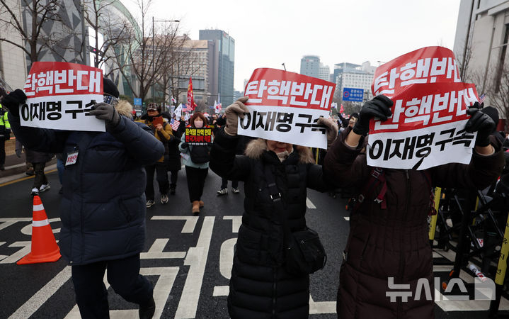 21일 오후 서울 중구 세종대로 일대에서 열린 대통령 탄핵 결사반대 및 헌법재판관 임명 불가 광화문 국민혁명대회에 참석한 많은 시민들이 탄핵 반대를 외치고 있다.