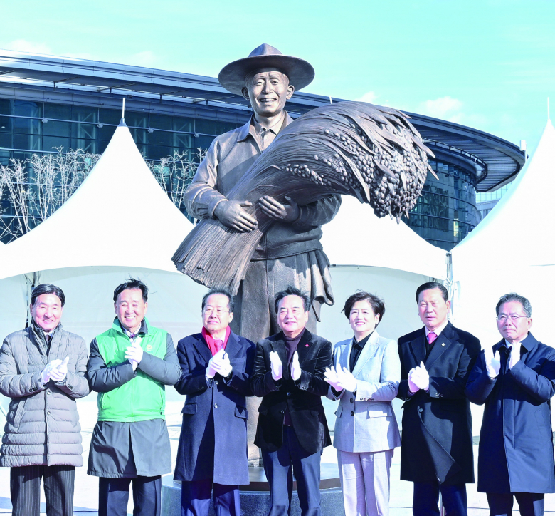 23일 대구 동대구역 광장에서 열린 박정희 동상 제막식에서 홍준표(가운데) 대구시장을 비롯한 내빈들이 제막식을 가진 후 기념촬영을 하고 있다. 뉴시스